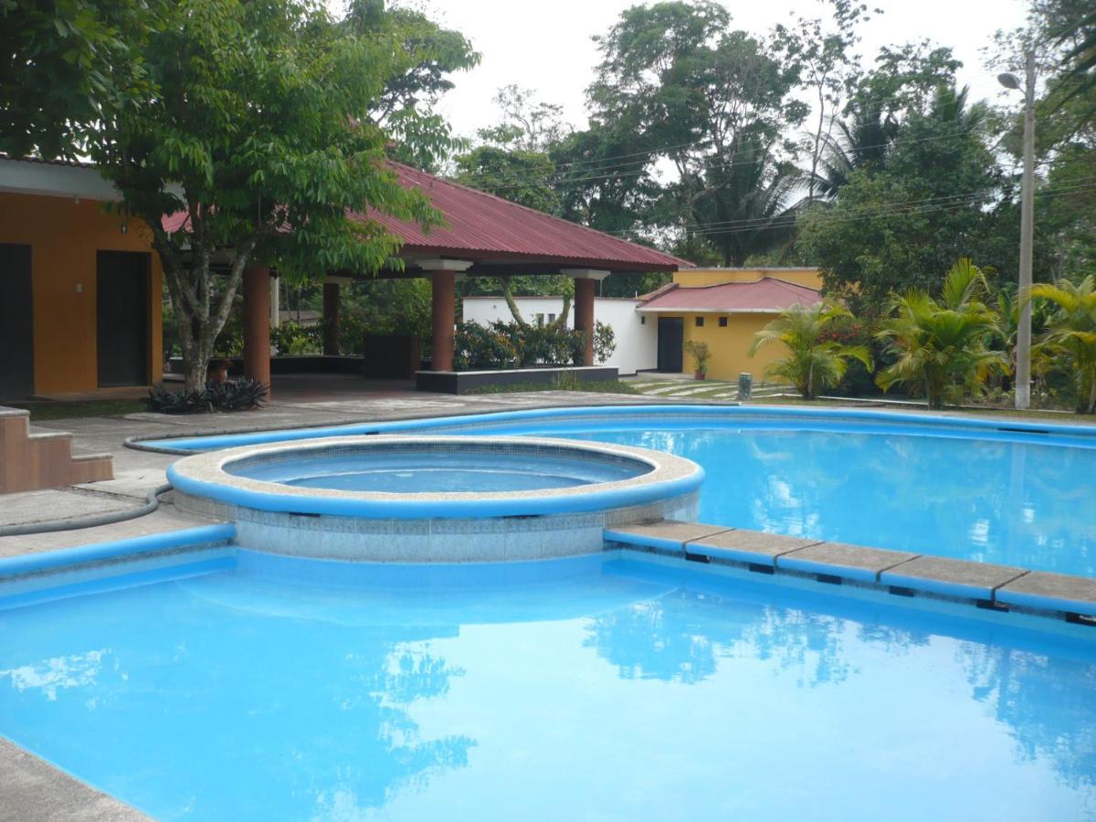 Casa Veronica A 2 Kilometros Del Irtra Retalhuleu Buitenkant foto