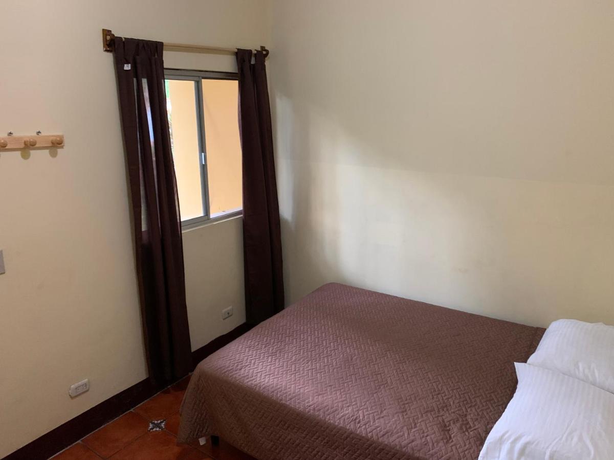 Casa Veronica A 2 Kilometros Del Irtra Retalhuleu Buitenkant foto