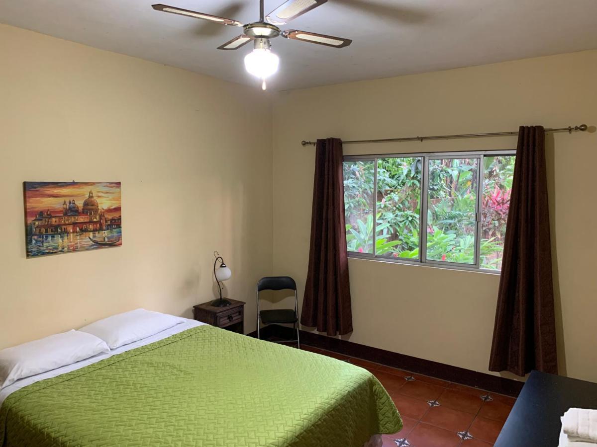 Casa Veronica A 2 Kilometros Del Irtra Retalhuleu Buitenkant foto