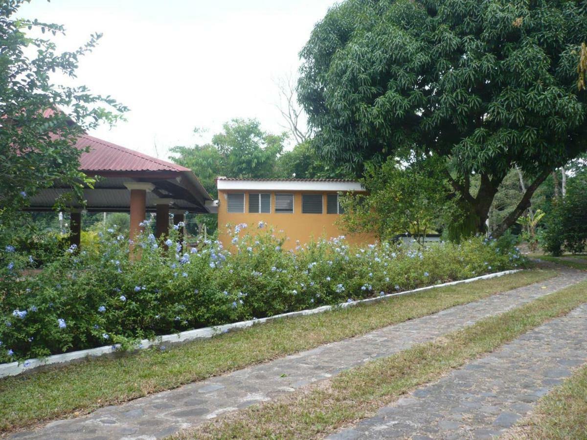 Casa Veronica A 2 Kilometros Del Irtra Retalhuleu Buitenkant foto