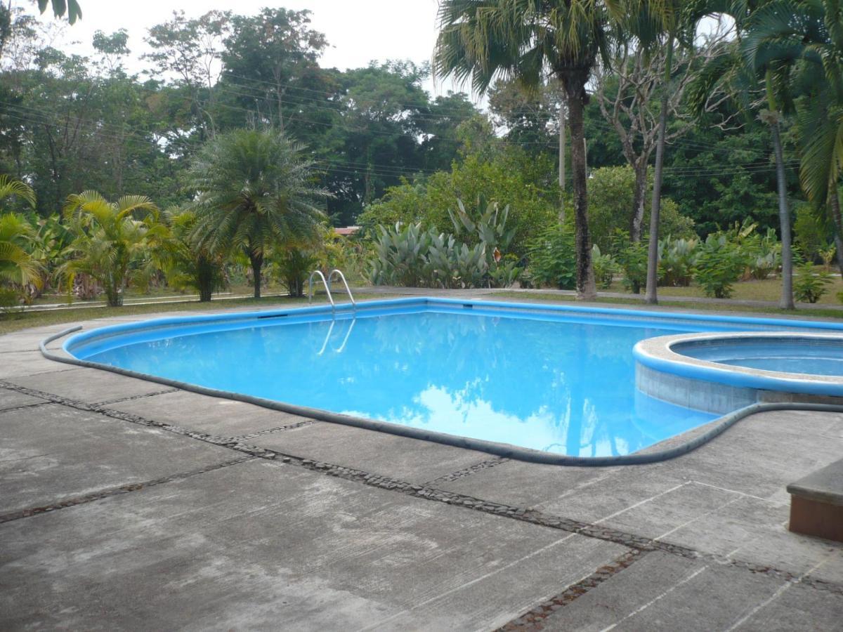 Casa Veronica A 2 Kilometros Del Irtra Retalhuleu Buitenkant foto